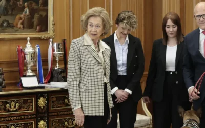 La Reina Sofía rinde homenaje a los perros retirados de servicio en La Zarzuela.