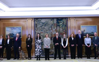 La Reina Sofía se interesa por la iniciativa que busca un hogar a los perros policía jubilados.