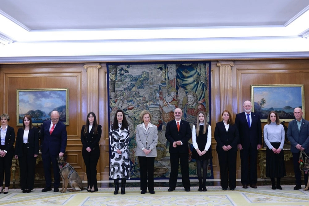 La Reina Sofía se interesa por la iniciativa que busca un hogar a los perros policía jubilados.