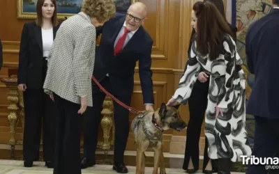 La Reina Sofía muestra su imagen más tierna con un “Héroe de 4 Patas”.