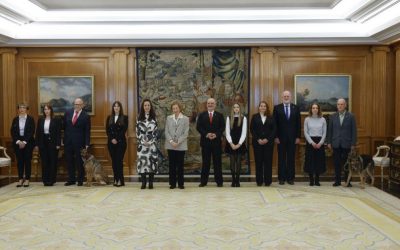 Poppet y Zeus, dos “Héroes de 4 pata” recibidos en La Zarzuela por la Reina Sofía y al grupo devoluntarios de la asociación.
