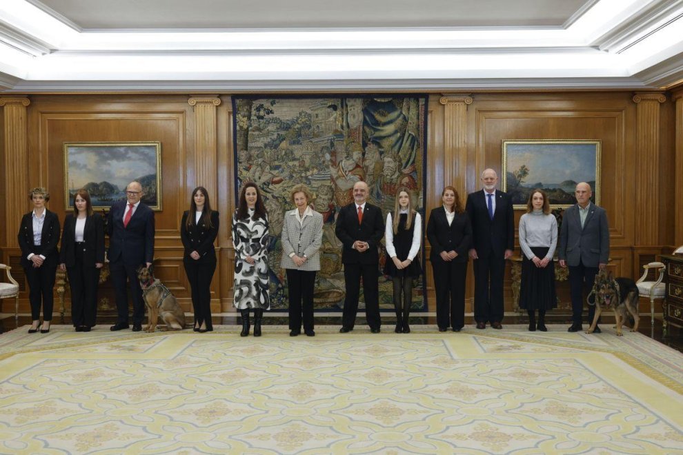 Poppet y Zeus, dos “Héroes de 4 pata” recibidos en La Zarzuela por la Reina Sofía y al grupo devoluntarios de la asociación.