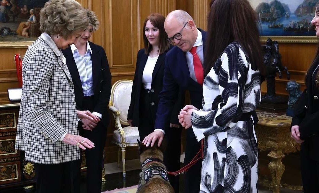 Casa Real. S. M. la Reina Sofía ha recibido a una representación de la Asociación Héroes de 4 Patas.