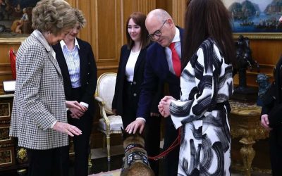 Casa Real. S. M. la Reina Sofía ha recibido a una representación de la Asociación Héroes de 4 Patas.