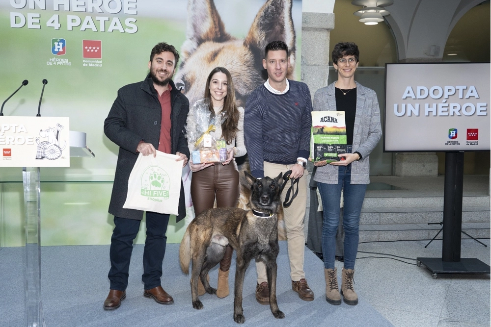 Acana acompaña a Héroes de 4 Patas en la presentación de su calendario solidario